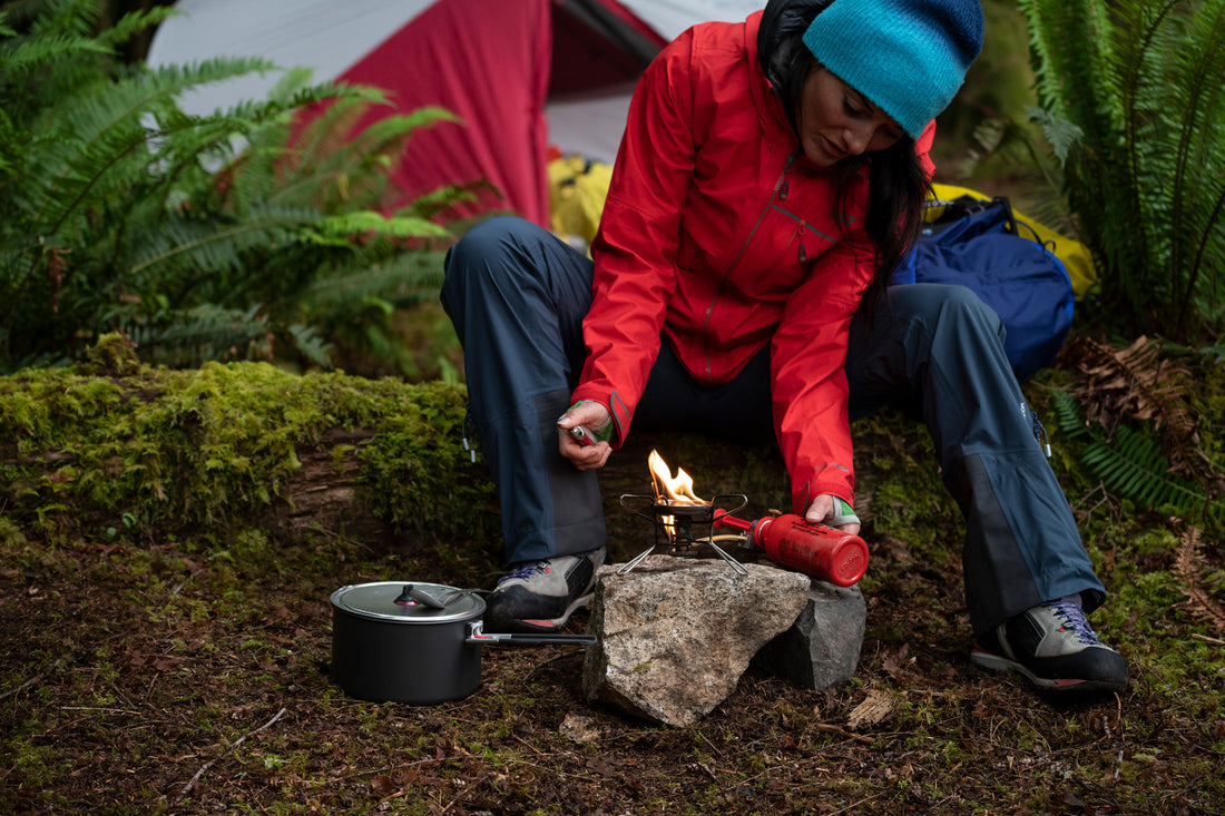 igniting liquid fuel stove